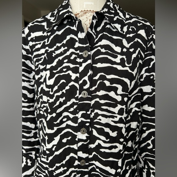 5/$25 East 5th linen blend black and white animal like print blouse size medium - Picture 2 of 11